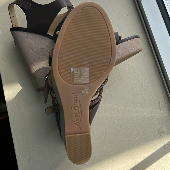 Lucky brand wedge, brown sandals. Brand new never worn size 9 - Picture 4 of 4